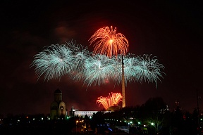 Feuerwerk anlässlich des 75. Jahrestags der Befreiung Wiens Feuerwerk anlässlich des 75. Jahrestags der Befreiung Wiens