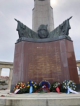 Kranzniederlegung anlässlich der Befreiung Wiens am Schwarzenbergplatz Kranzniederlegung anlässlich der Befreiung Wiens am Schwarzenbergplatz