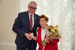 Die Überreichung der Ehrenmedaille „Zum 80. Jahrestag der vollständigen Befreiung Leningrads von der faschistischen Blockade“ an Gerda Pekny