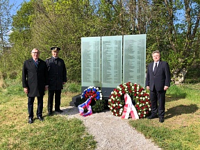 Blumenniederlegung am Wiener Zentralfriedhof anlässlich des 75. Jahrestages der Befreiung Wiens durch die Rote Armee